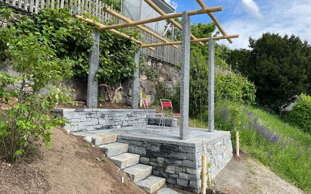 Pergola und Treppenaufgang