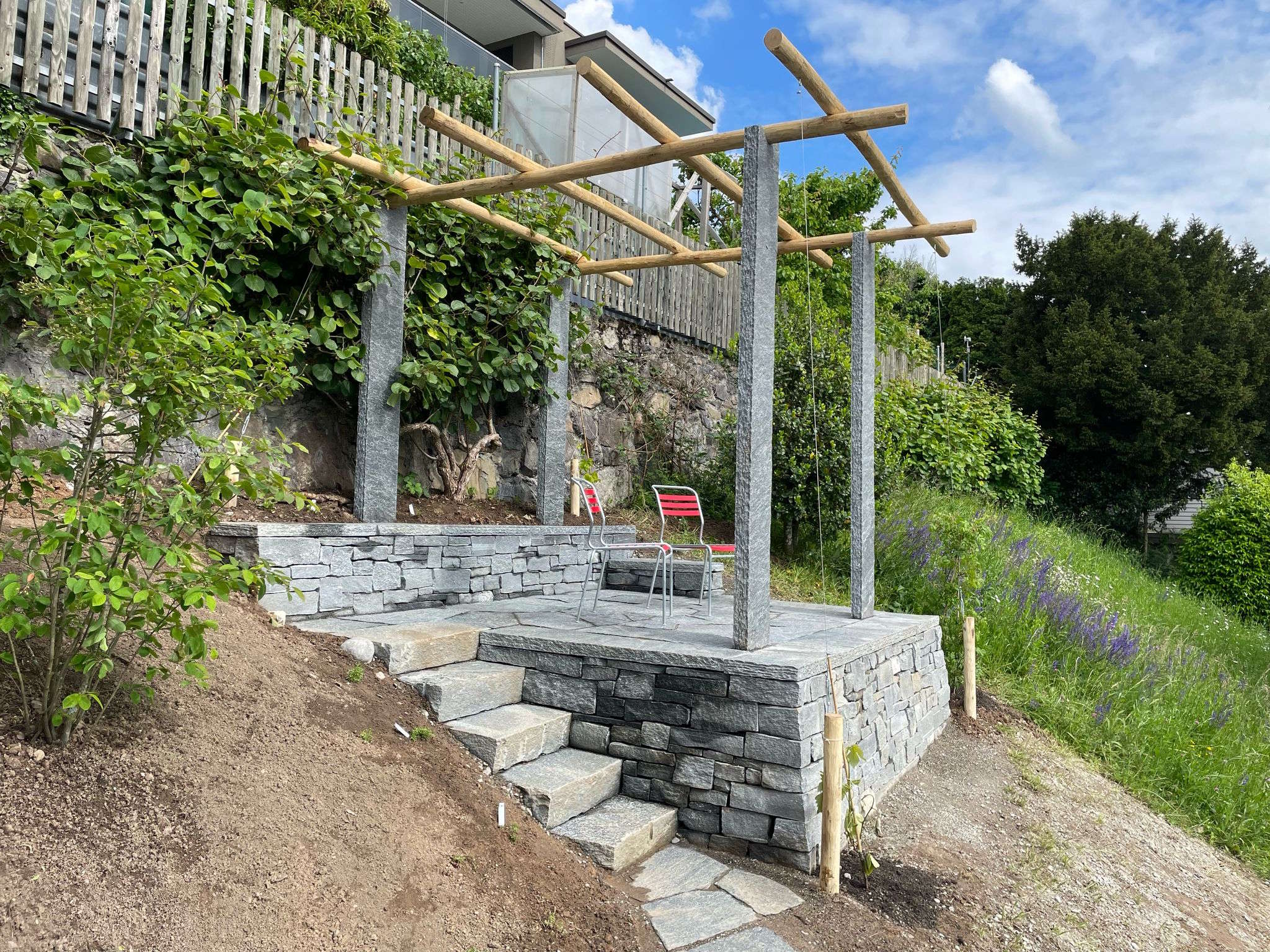 Pergola und Treppenaufgang